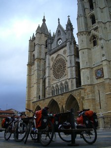 Renta de Bicis en España Spain Spagna, con alforjas en Catedral de León