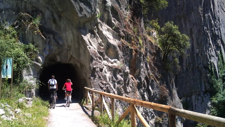 Entrada al tunel de la Senda del Oso en Quirós
