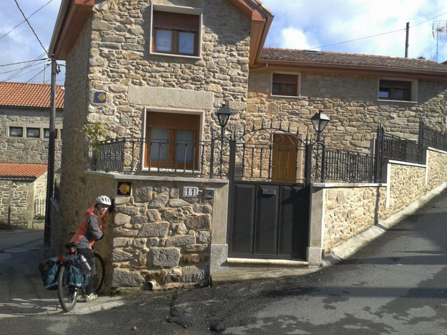 Flecha amarilla concha orientada