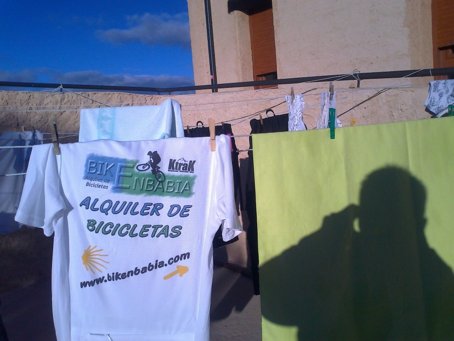 Secando ropa en verano en Foncebadón pueblo abandonado del Camino de Santiago en Bici