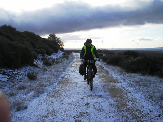 Peregrino en bicicleta con nieve