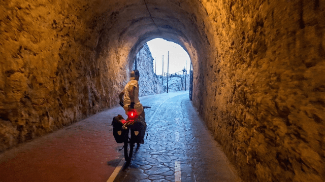 bicicleta con alforjas para el camino de santiago