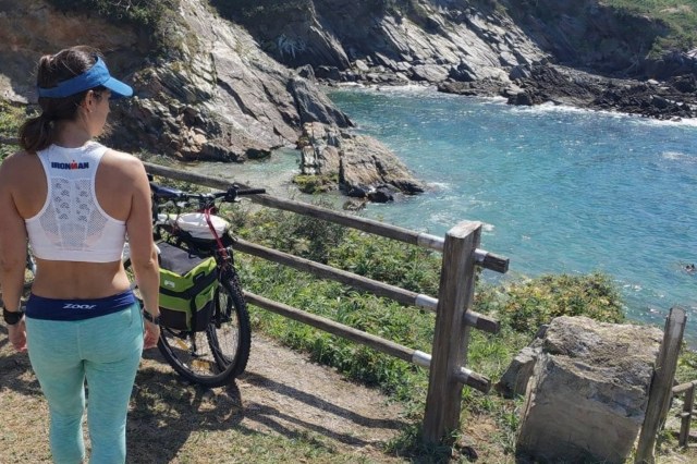 bici con alforjas en el camino del norte
